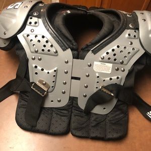 Schutt football shoulder pads XL